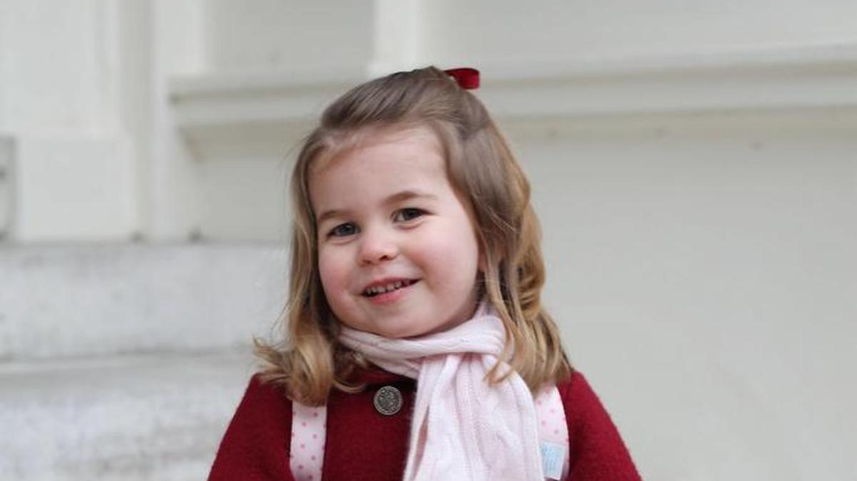 Fotografía cedida por el Palacio de Kensington y tomada por la duquesa Catalina de Cambridge que muestra a su hija, la princesa Charlotte, antes de su primer día de guardería en Londres (Reino Unido) el 8 de enero de 2018.