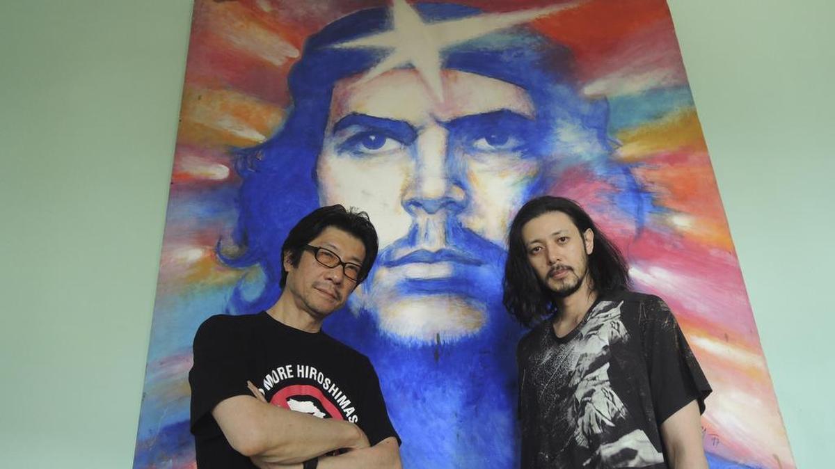 03/08/2016.- Fotografía cedida por la productora kino films, tomada en La Habana (Cuba) en julio de 2016, muestra al director Junji Sakamoto (i) y al actor Joe Odagiri (d) de la película titulada "Ernesto". La vida de Freddy Maymura, un guerrillero boliviano de origen nipón que combatió junto a Ernesto "Che" Guevara en Bolivia, inspira una película que se empezará a rodar este mes entre Japón y Cuba, según confirmó hoy a Efe la productora.