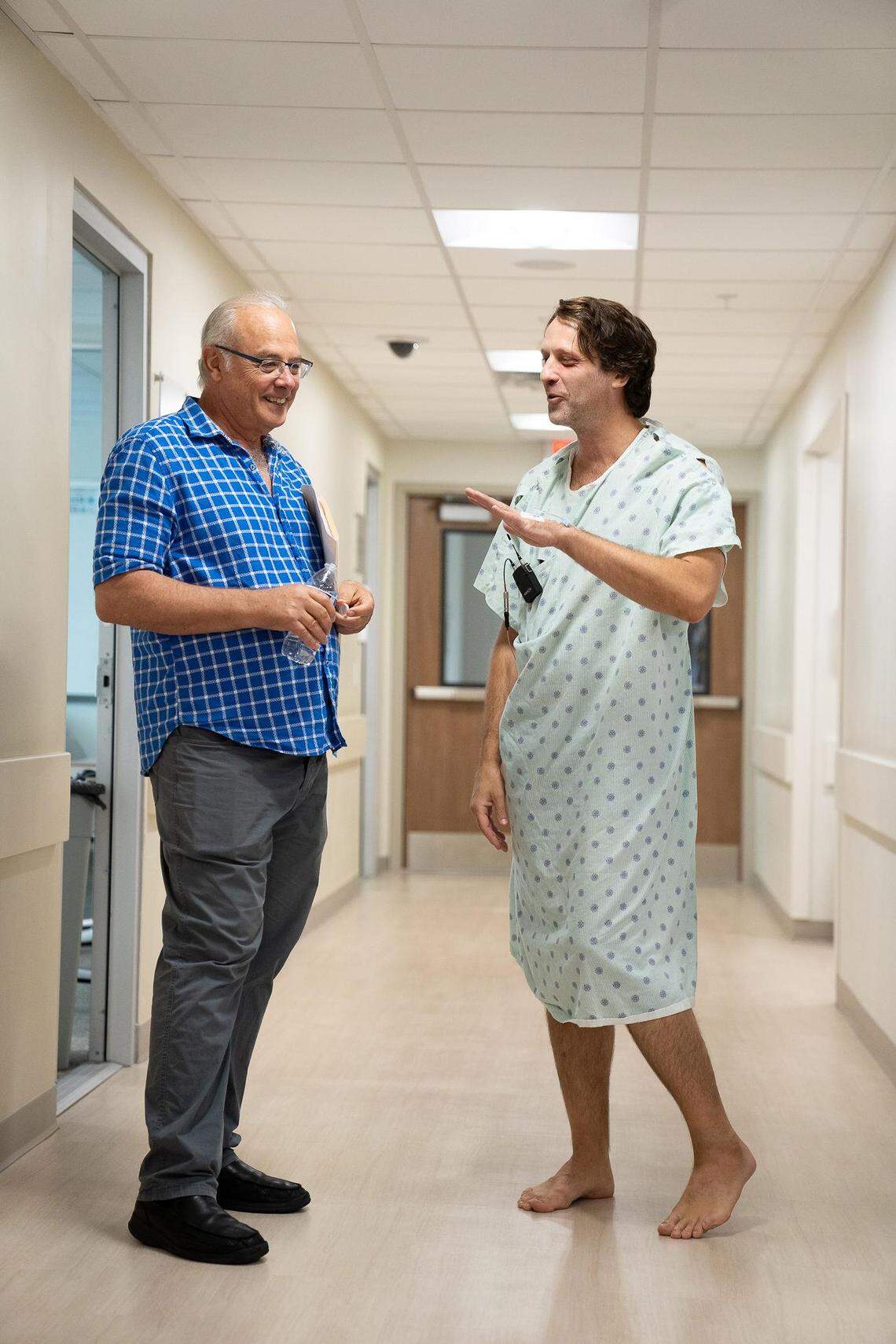 El director Tom Musca y Caleb Scott (Ivan), protagonista del cortometraje “Dying to Direct”, conversando durante la filmación.