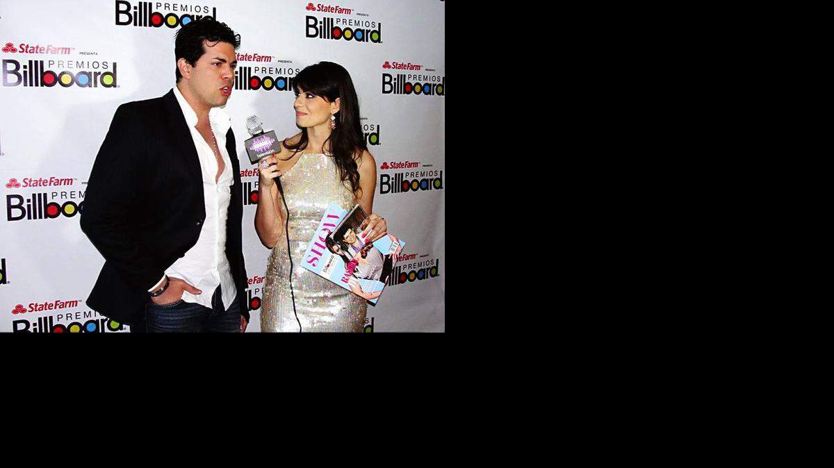 
El cantante cubano Daniel Martin es entrevistado por una periodista no identificada luego de su participación en los premios Billboard.
