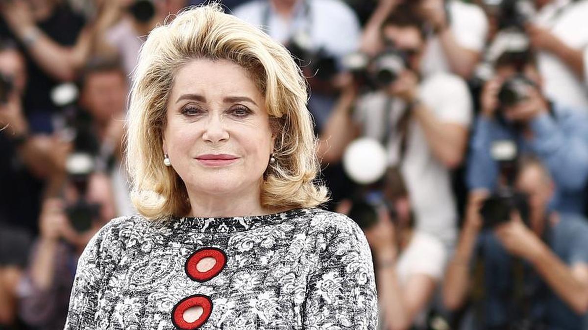 
La actriz francesa Catherine Deneuve posa durante la presentación de la película "La tête haute" en el 68 Festival de Cannes (Francia) hoy, miércoles 13 de mayo de 2015. El festival de cine, que se celebra del 13 al 24 de mayo, abre hoy con esta película fuera de competición.
