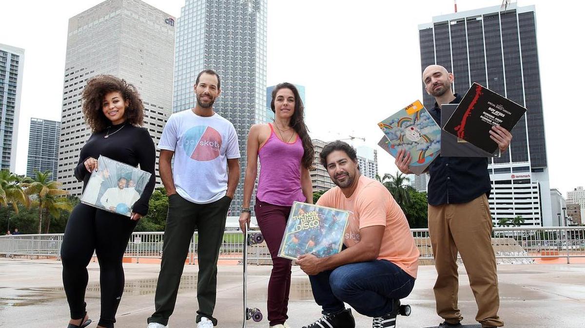 Desde la izq.,Gaby Durán, Alex Macías, Anna Robbins, Marcos Macías y el Dj Lumin, posan en la popular Claude Pepper Fountain antes del evento de este viernes Bay Skate, de 5:00 pm a 12:00 a.m en el Bayfront Park.