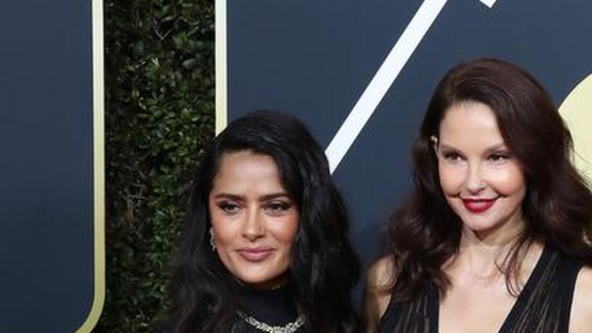 Salma Hayek (izquierda) y Ashley Judd, en la gala de la 75 edición de los Globos de Oro celebrado se sumaron a la iniciativa de vestir de negro en protesta por el abuso sexual.
