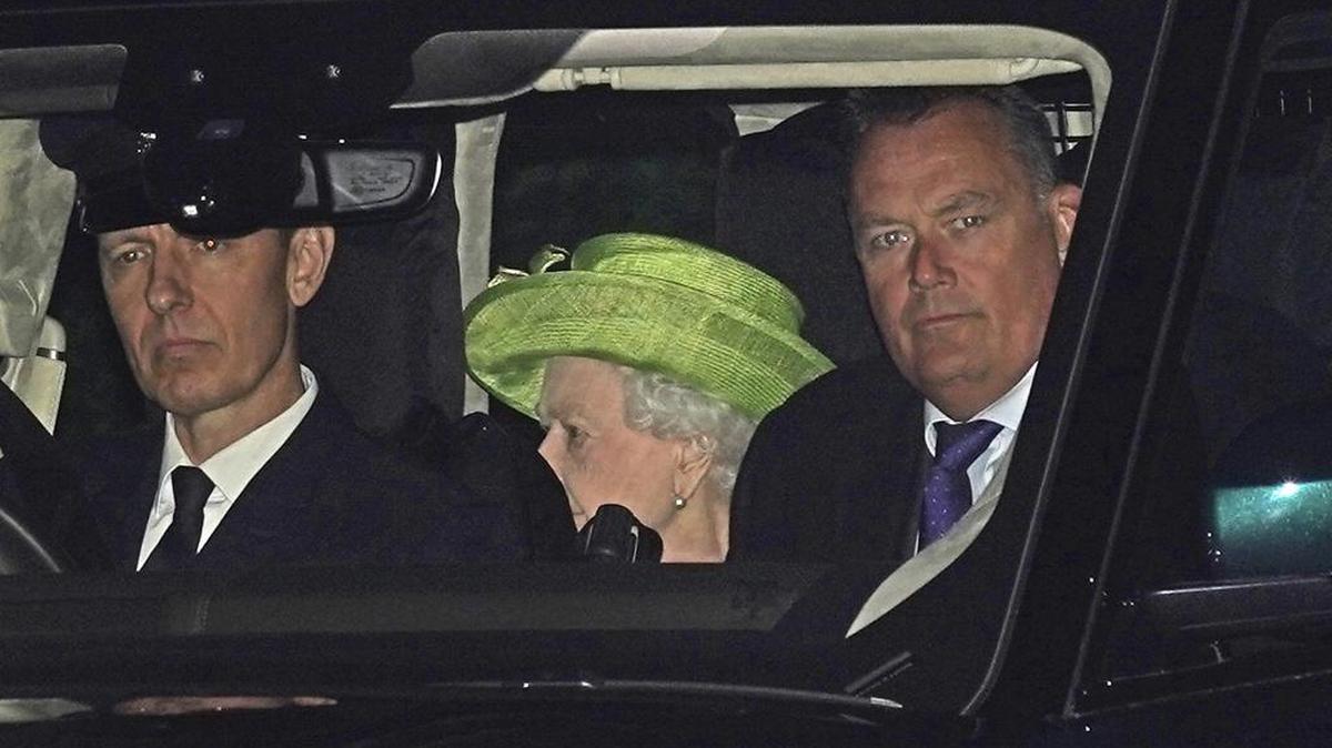 La reina Isabel II de Gran Bretaña abandona el Windsor Great Park en Berkshire, Inglaterra, el domingo 21 de noviembre de 2021.