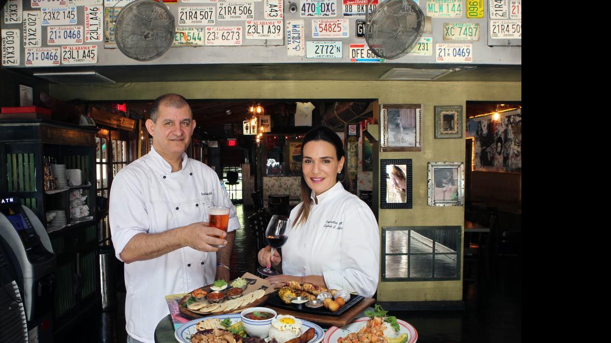 
Los chefs Néstor Aristízabal y Gabriela D Medicio cuidan la oferta de platillos de Baru Urbano, que sirve a los trasnochadores en Midtown.
