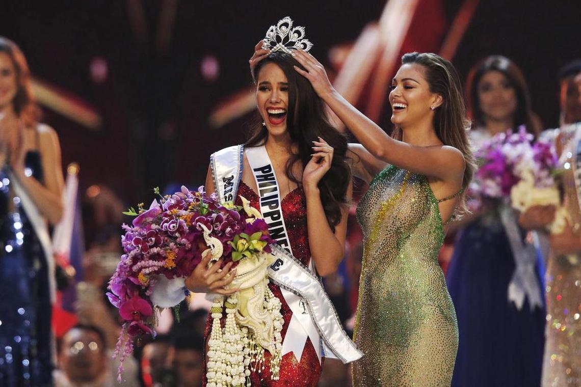 La filipina Catriona Gray recibe la corona como nueva Miss Universo 2018 de manos de manos de la sudafricana Demi-Leigh Nel-Peters, que ganó el premio el pasado año, en la ceremonia celebrada el 16 de diciembre de 2018 en Bangkok, Tailandia.
