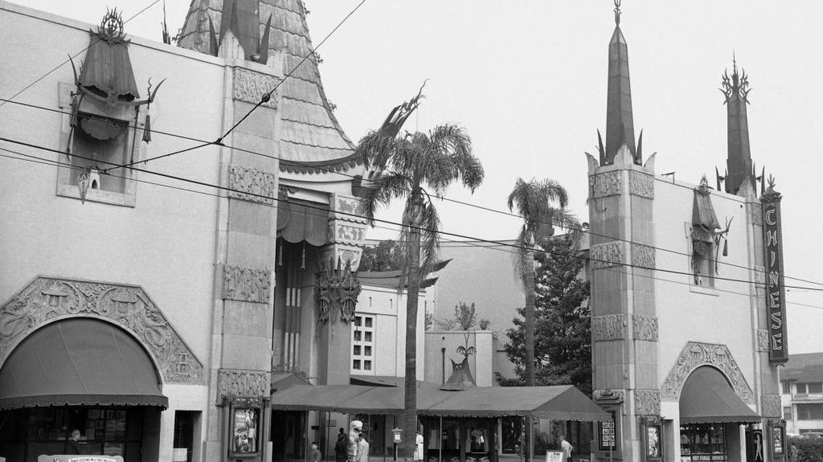 El exterior del Teatro Chino de Grauman en 1952.