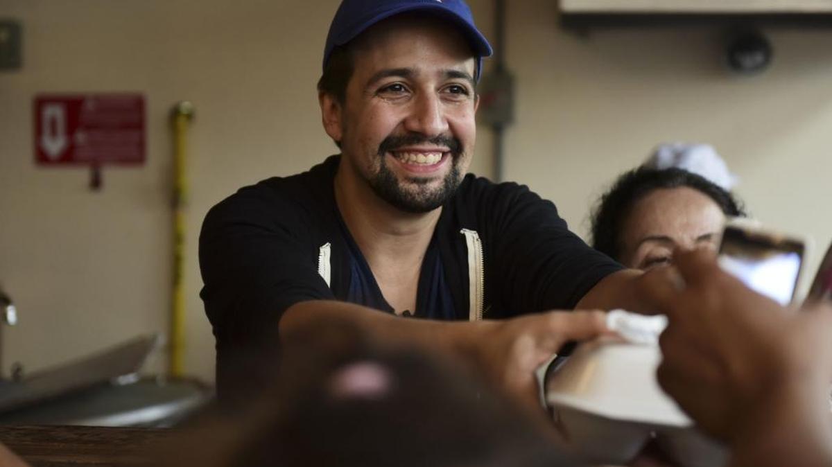 En noviembre, Lin-Manuel Miranda distribuyó alimentos a las víctimas del huracán María en Vega Alta, Puerto Rico
