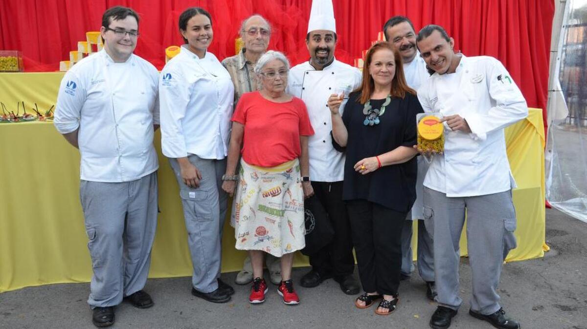 Antoni Miralda, el chef José Casals y Montse Guillén (al centro), rodeados por estudiantes del Instituto Culinario de Miami del Miami Dade College y otros organizadores del evento.