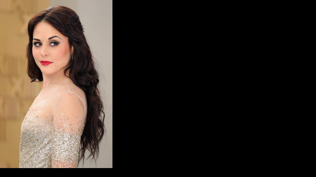 
La actriz y cantante mexicana Zuria Vega incursiona con paso seguro en el filme ‘Más negro que la noche’.
