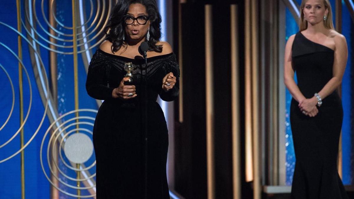 Oprah Winfrey recibe el Premio Cecil B. DeMille por su "destacada contribución al campo del entretenimiento" durante la 75ª ceremonia anual de los Premios Golden Globe en el Hotel Beverly Hilton en Beverly Hills, California, el 7 de enero de 2018.