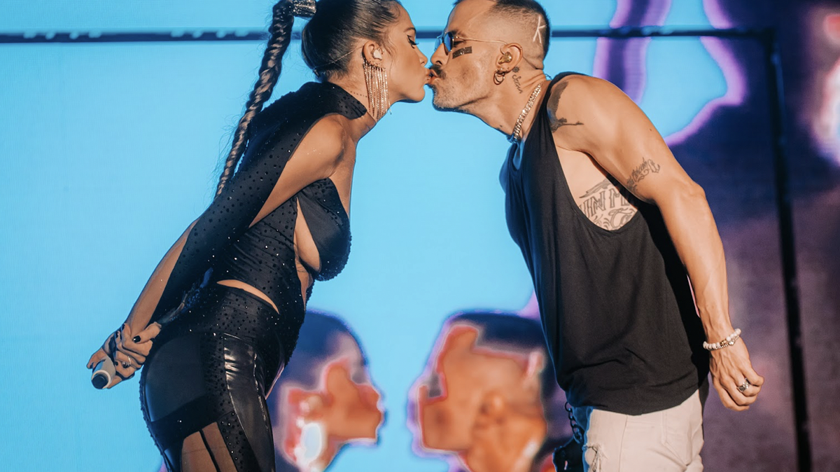 Mike Bahía y Greeicy juntos en concierto.