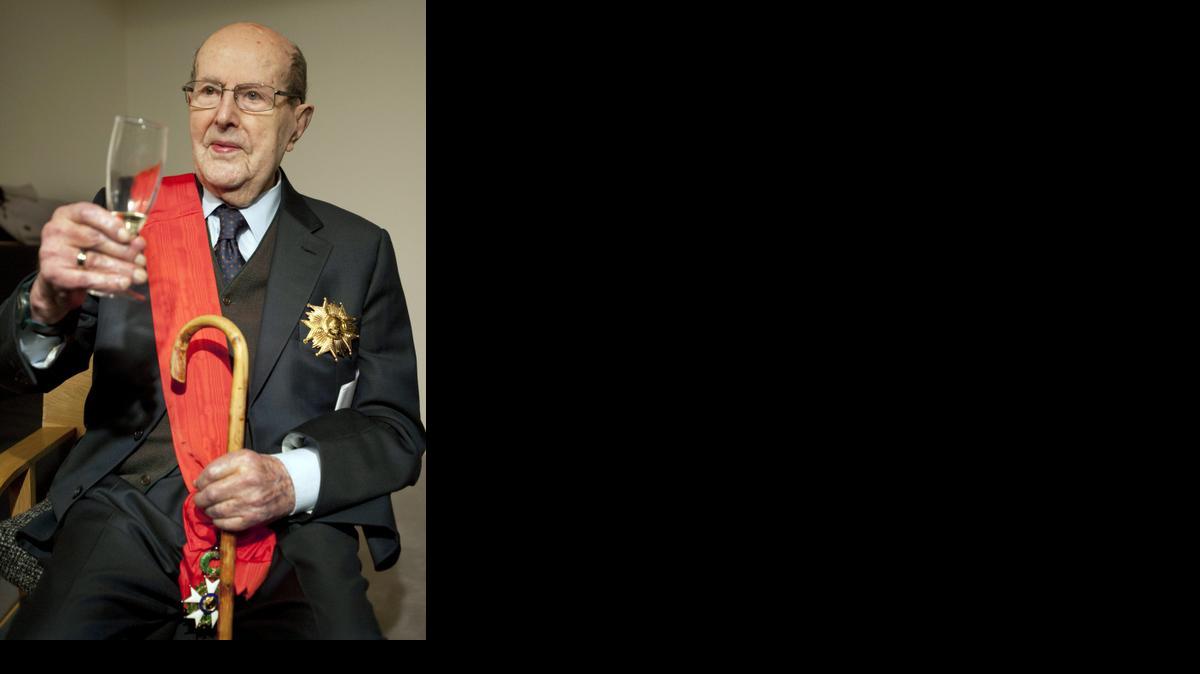 
Imagen de archivo datada el 9 de diciembre del 2014 del director de cine portugués Manoel de Oliveira en Oporto, Portugal. Manoel de Oliveira falleció hoy 2 de abril del 2015 a los 106. EFE/Ricardo Castelo
