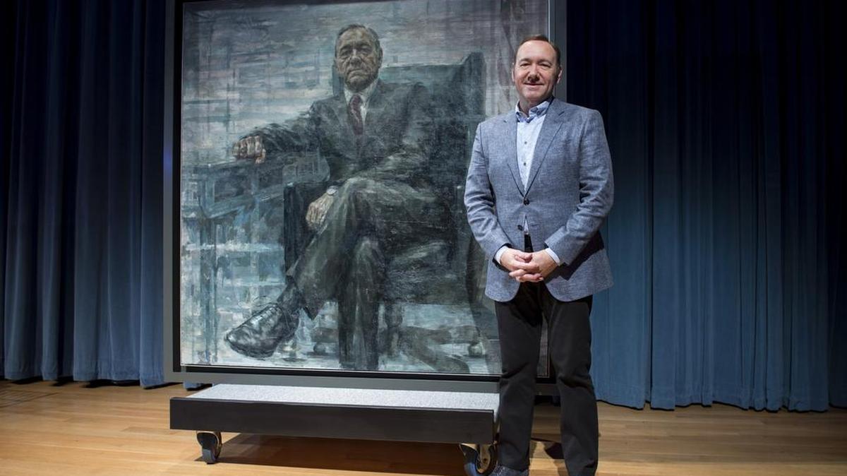Kevin Spacey posa para una foto con un retrato del presidente Frank Underwood (de la serie de Netflix "House of Cards") en una conferencia de prensa organizada por The Smithsonian y Netflix en la galería de retrato nacional el 22 de febrero de 2016 Washington, DC. (Leigh Vogel / Getty Images for Netflix)
