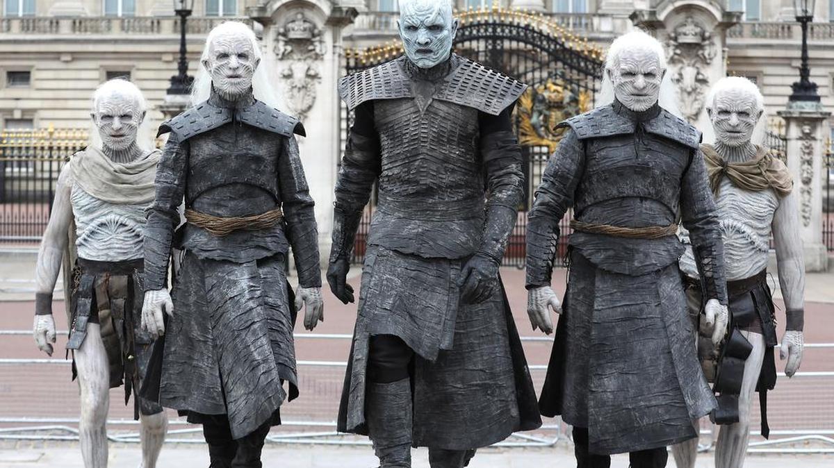 Los personajes “The Night King and White Walkers” de la popular serie “Game of Thrones” participan en un evento de promoción en el Palacio de Buckingham el martes en Londres.