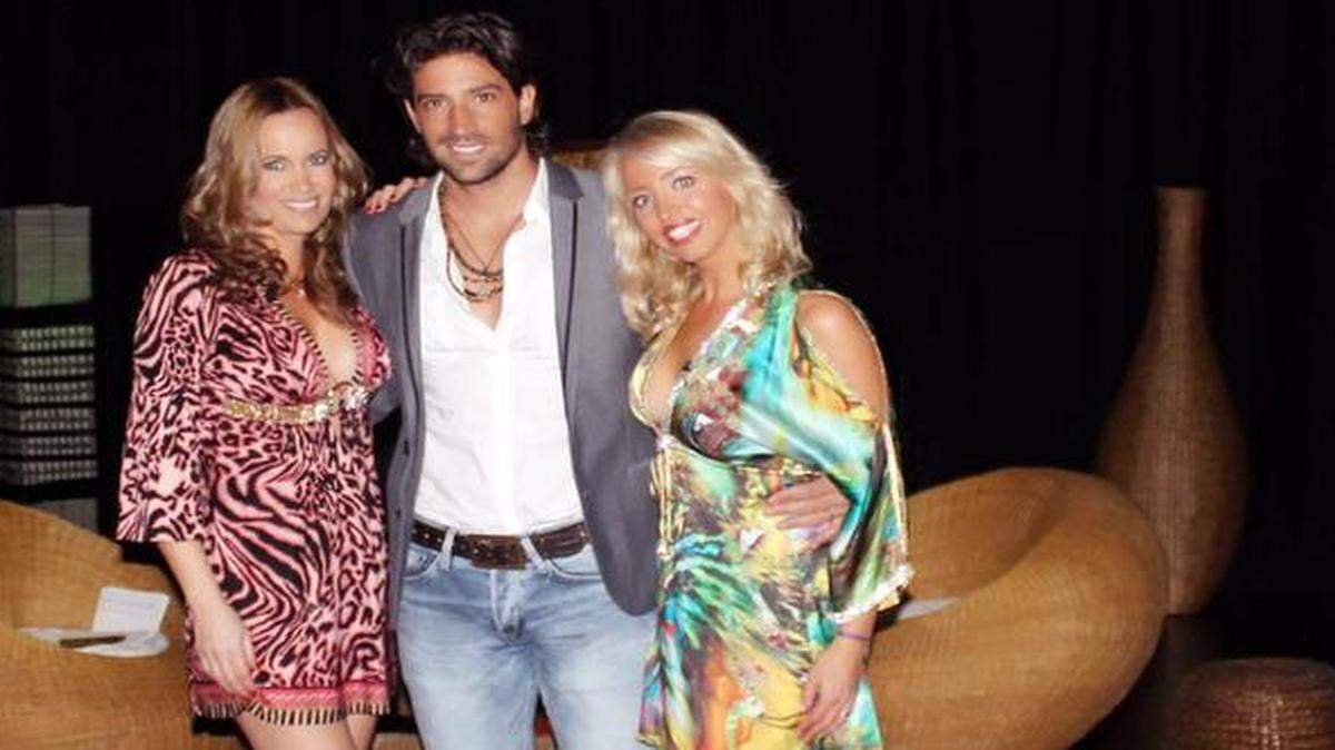 
Las conductoras Natalia Denegri y Nazarena Vélez (der.) con el actor David Chocarro en el programa ‘Atrevidas’, que conducen por Mira TV.
