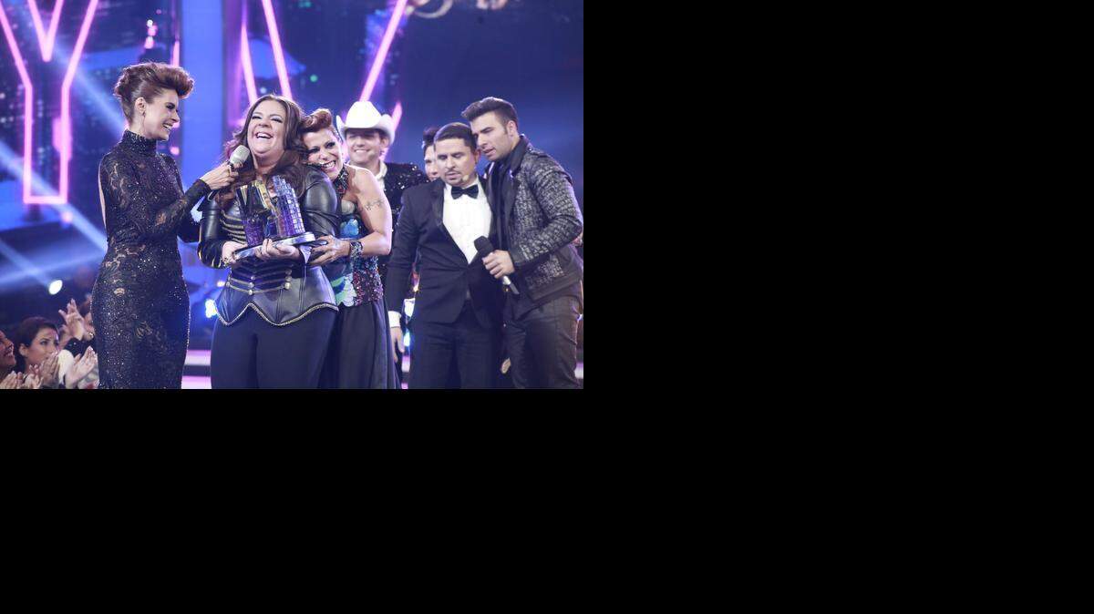 
Yazaira López (2da, izq.) celebra su triunfo en la competencia de canto ‘Va por ti’, rodeada (de izq. a der.) Galilea Montijo, Alejandra Guzmán, Bobby Pulido, Larry Hernández y Jencarlos Canela.
