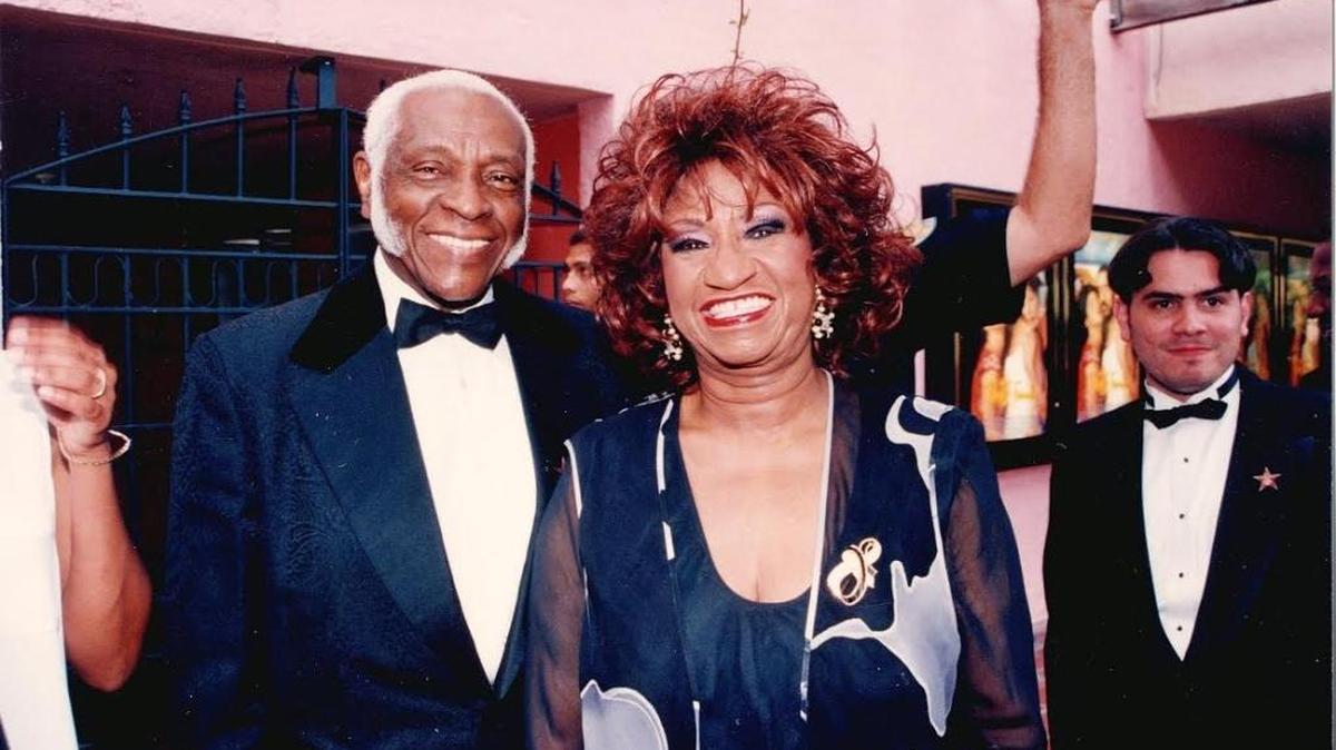 Celia Cruz con su esposo Pedro Knight en el estreno del filme ‘The Perez Family’ en 1995. Atrás, Omer Pardillo, que trabajaba entonces en la compañía RMM Records.