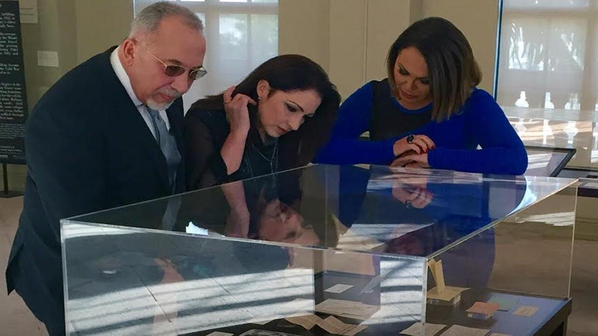 Gloria y Emilio Estefan figuran entre las celebridades que María Elena Salinas entrevistó para el especial ‘LatiNación: la huella hispana en Estados Unidos’.