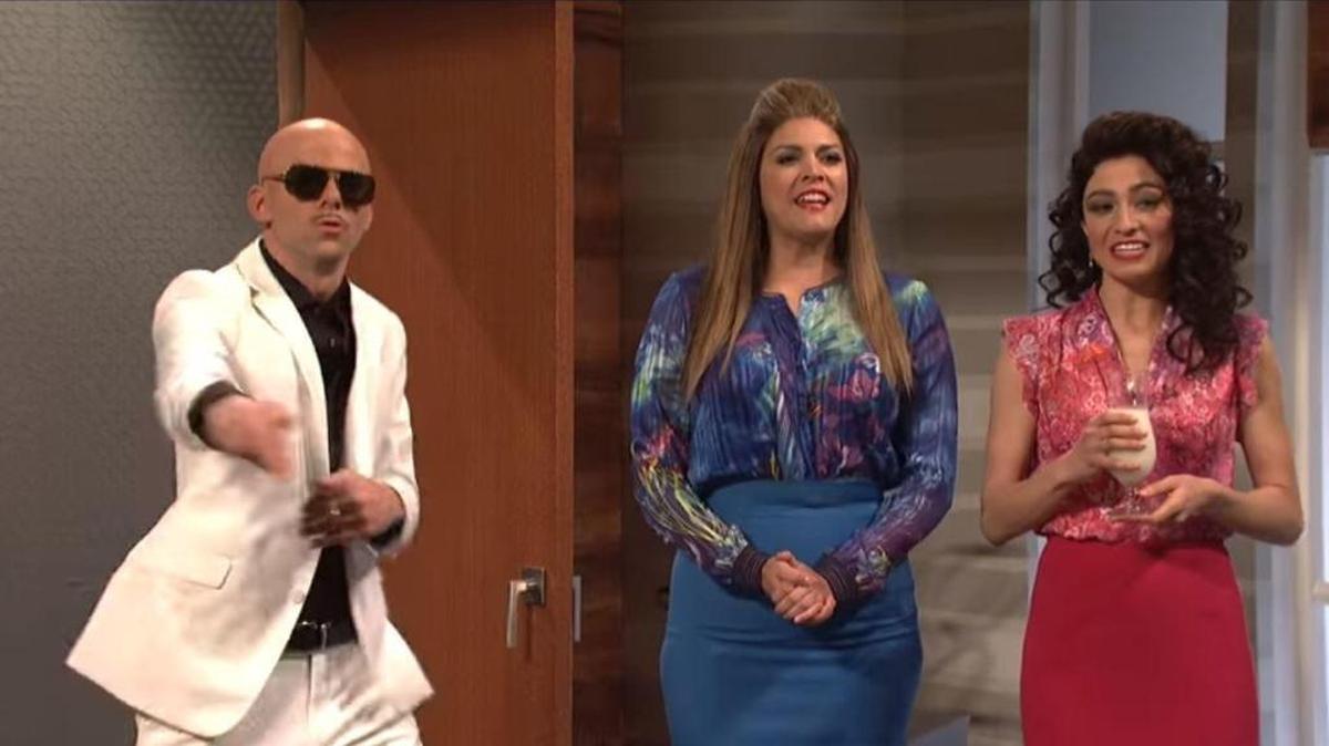 Mikey Day, como Pitbull, y Cecily Strong y Melissa Villaseñor, como las representantes de la cámara de comercio de Miami, en el sketch de ‘Saturday Night Live’ de cómo Miami quiso convencer a Jeff Bezos para que traiga su segunda sede de Amazon.