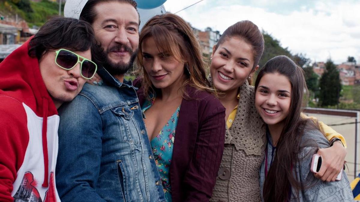 El filme cuenta cómo una familia y algunos de sus vecinos celebran a lo grande varias fechas festivas.