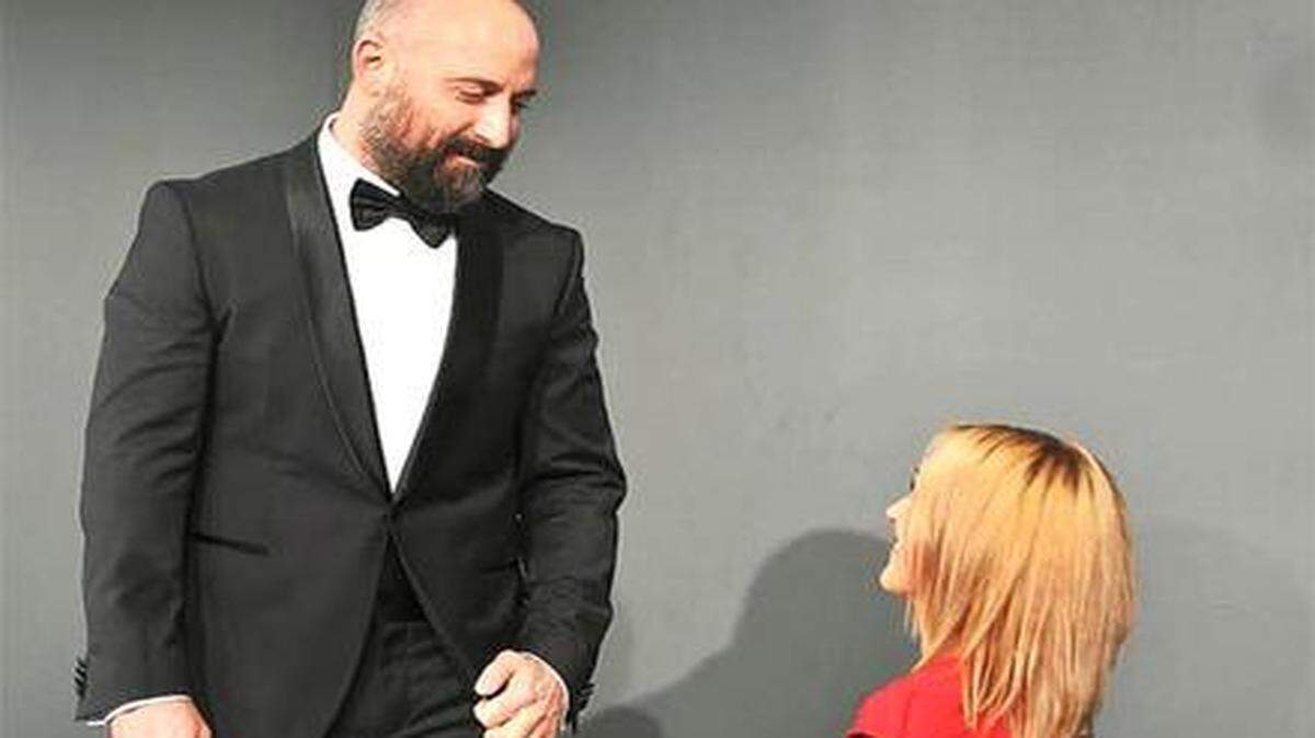 
HALIT ERGENÇ Y MERYEM UZERLI, PROTAGONISTAS DE SULEIMAN…,MUNDOFOX, 6 P.M. 
