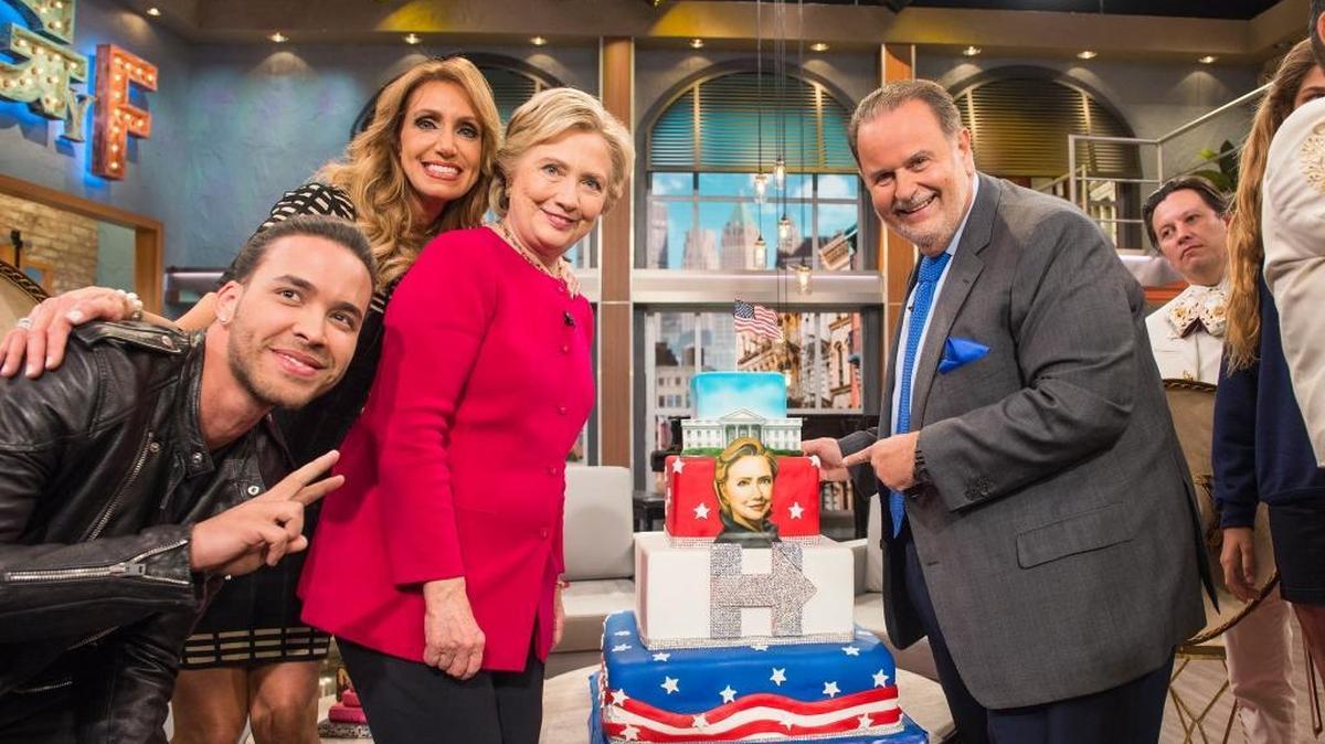 La candidata presidencial demócrata Hillary Clinton en ‘El Gordo y La Flaca’ con los presentadores del programa, Raúl de Molina (der.) y Lili Estefan, y el cantante Prince Royce (izq.)