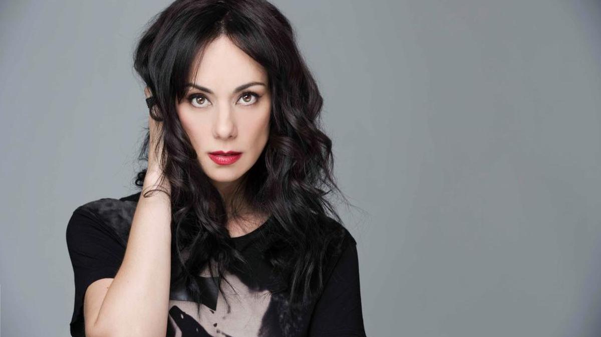 Encarna a la ‘chica buena’ de la novela, que esconde una vida turbia y oscura.