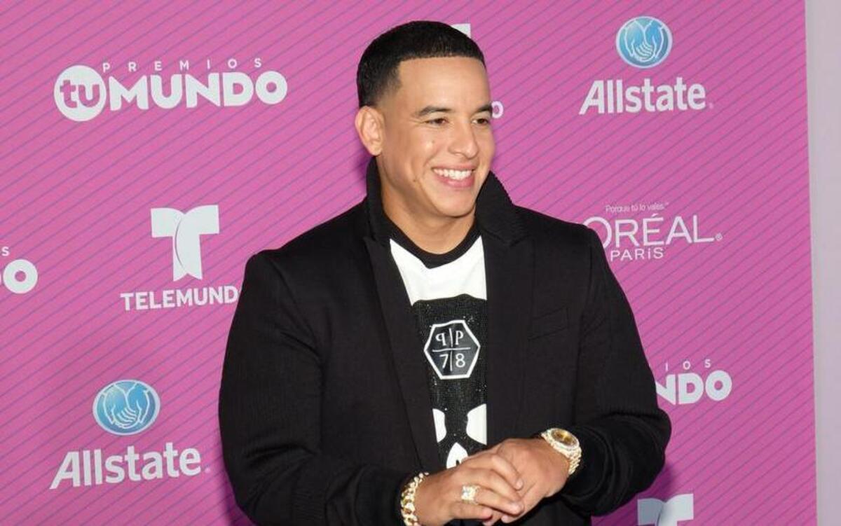
 El cantante puertorriqueño Daddy Yankee posa a su llegada a los 'Premios Tu Mundo' el jueves 20 de agosto de 2015, en Miami
