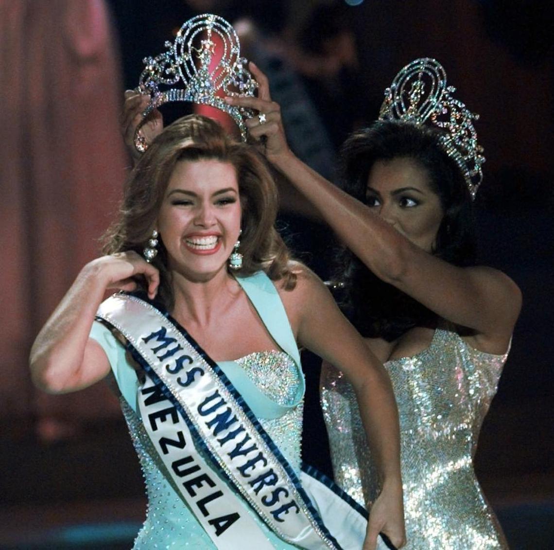 Alicia Machado es coronada Misss Universo en 1996 por la reina anterior, Chelsi Smith, en Las Vegas.