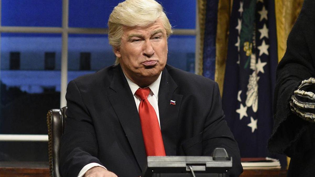 Foto del 4 de febrero de 2017 por NBC muestra a Alec Baldwin como el presidente Donald Trump para "Saturday Night Live", en Nueva York.