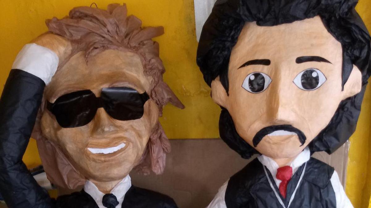  Fotografía cedida por Adilene Sánchez, con fecha del 13 de julio de 2018, de unas piñatas exhibidas en el exterior de la empresa Piñata Feliz, en Ciudad Juárez, Chihuahua (México). 