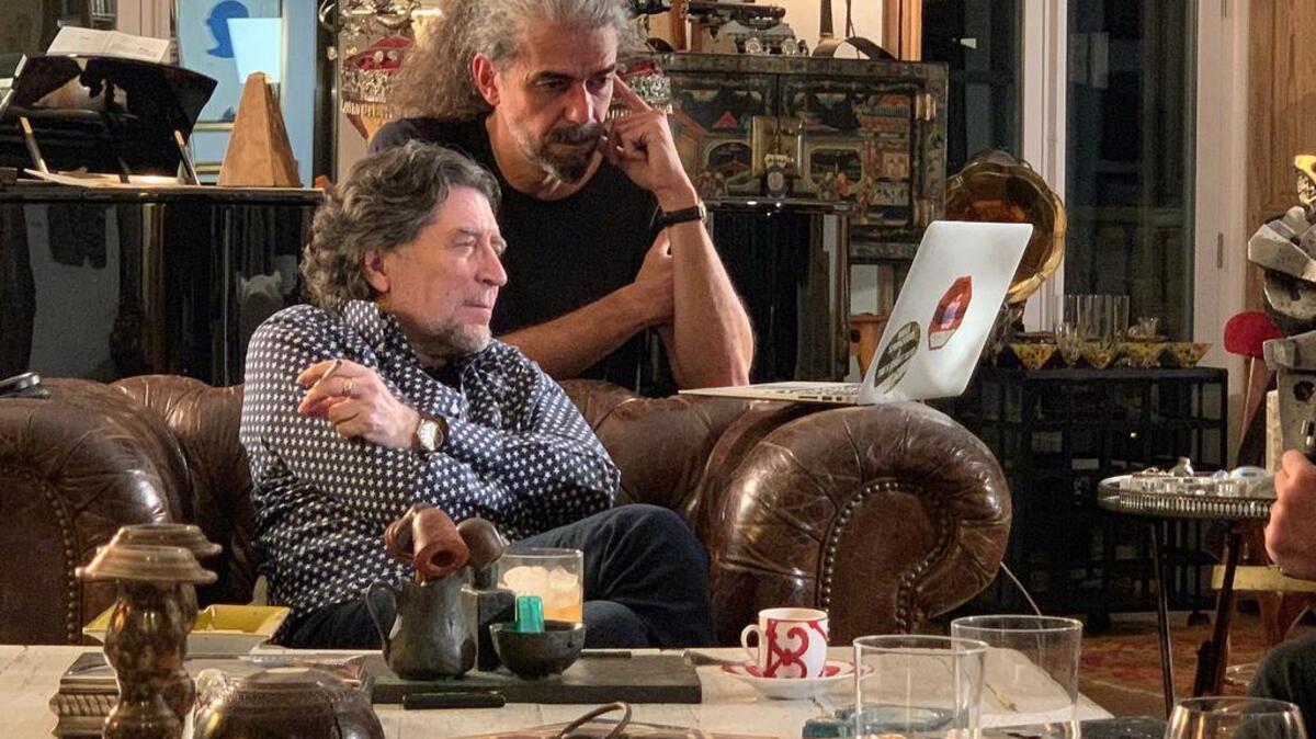 Fotografía cedida por Sony Music España al director de cine español Fernando León de Aranoa (arriba), durante una conversación con el cantante Joaquín Sabina.