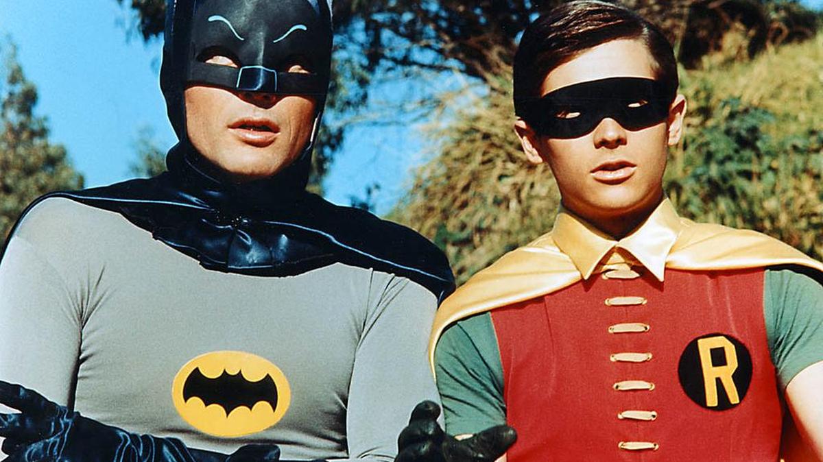 La familia de Adam West, quien encarnó a Batman en una serie de televisión en los años 60, dijo que el actor falleció a los 88 años el sábado 10 de junio de 2017.