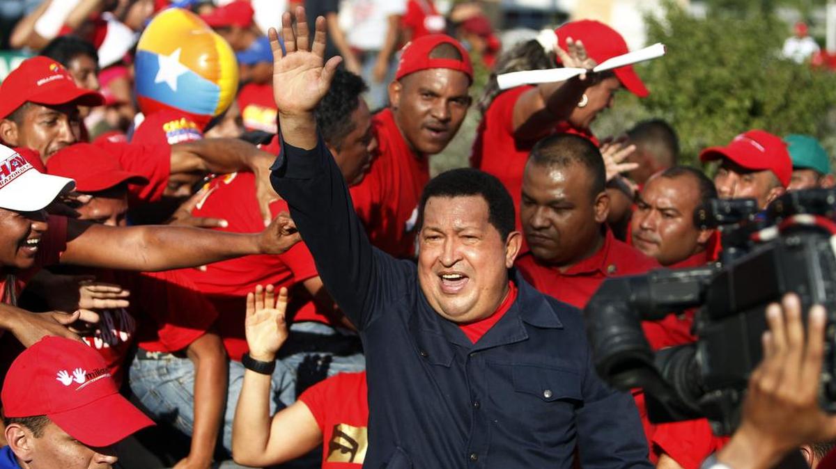 El fallecido ex presidente de Venezuela, Hugo Chávez, en una fotografía de archivo del 9 de septiembre de 2012 en un acto electoral en Charallave, estado Miranda (Venezuela).
