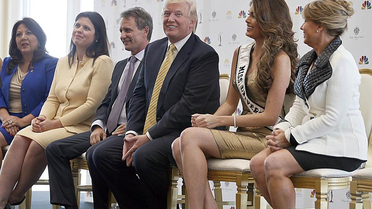 
Donald Trump, acompañado de represetantes de la ciudad de Doral, durante una conferencia de prensa promocionando el Miss Universo el 25 de enero de 2015. 
