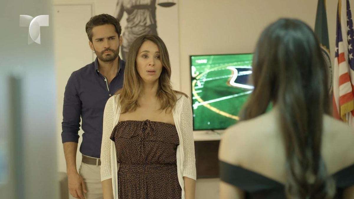 Fabián Ríos en una escena de ‘Sin senos sí hay paraíso’ con Catherine Siachoque y Carmen Villalobos (de espaldas).