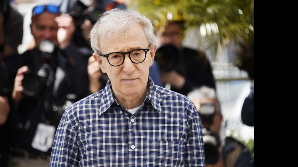 
El director de cine estadounidense Woody Allen posa durante el pase gráfico de la película "Irrational Man" en la 68 edición del Festival de Cine de Cannes (Francia) hoy, viernes 15 de mayo de 2015. 
