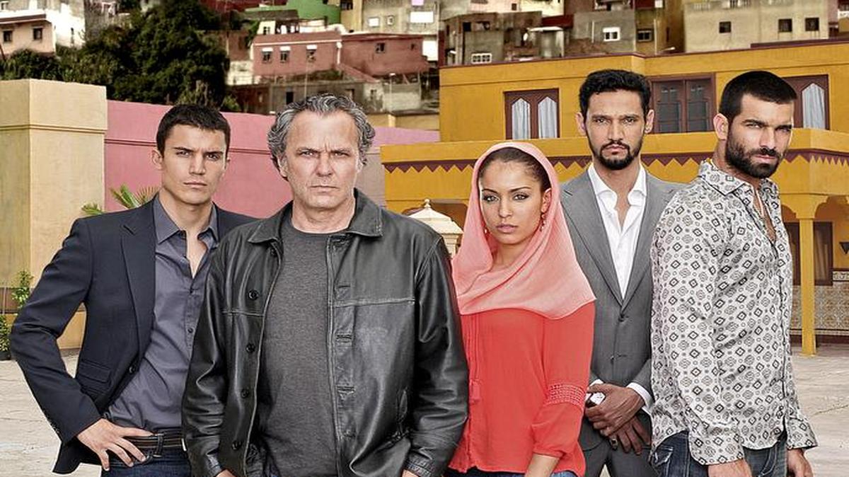 De izda. a dcha., fotografía promocional en donde aparecen los protagonistas principales de la serie "El Príncipe" Álex González (inspector Javier Morey), José Coronado (inspector Francisco "Fran" Peyón), Hiba Abouk (Fátima Ben Barek), Stany Coppet (empresario Khaled Ashour) y Rubén Cortada (narcotraficante Faruq Ben Barek).