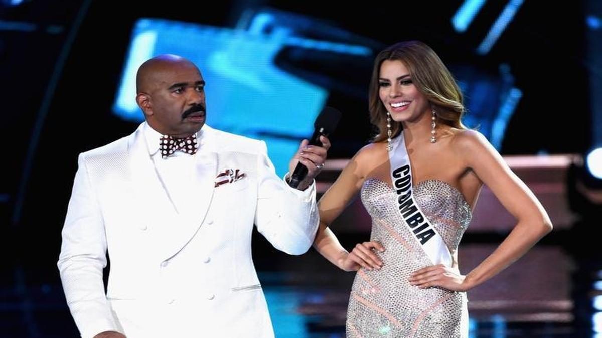 El anfitrión del concurso Miss Universo 2015 Steve Harvey con Miss Colombia 2015, Ariadna Gutierrez, durante un set de preguntas la noche del certamen, el 20 de diciembre, en Planet Hollywood Resort & Casino en Las Vegas, Nevada.