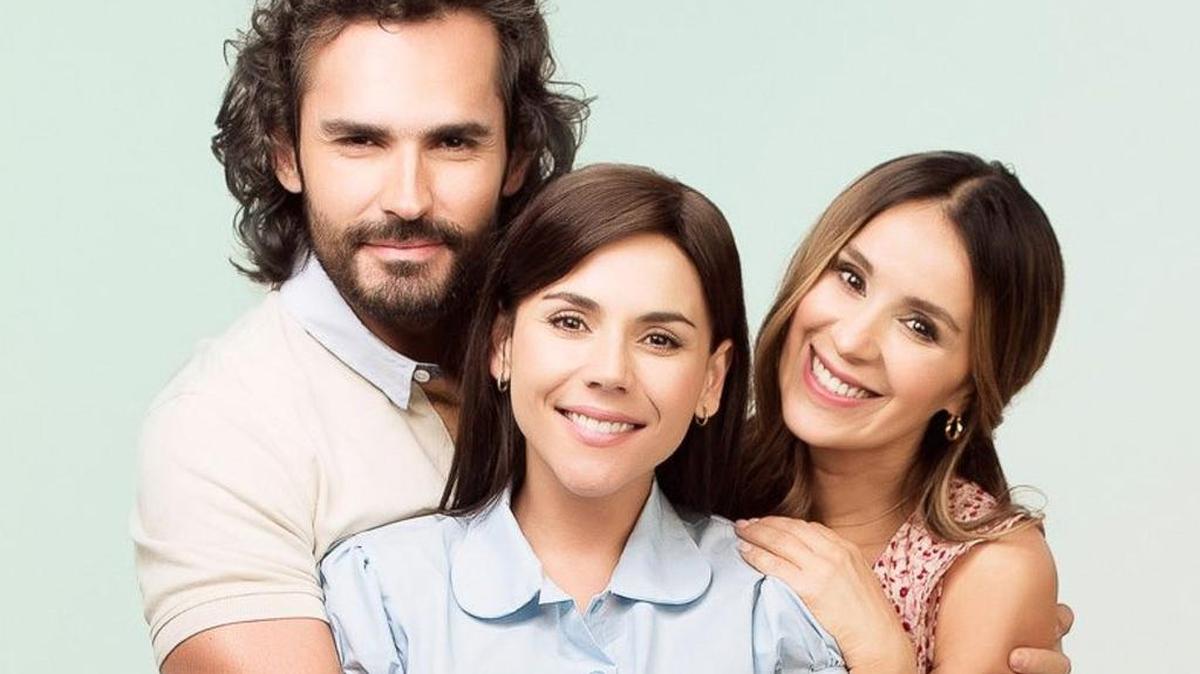Fotografía sin fecha cedida eldomingo 10 de julio de 2016, de los actores colombianos Catherine Siachoque (d), Fabián Ríos (i) y Carolina Gaitán, quienes protagonizan "Sin senos sí hay paraíso", la segunda parte de la exitosa telenovela de Gustavo Bolívar, que se estrena en Estados Unidos el martes 17 de julio a las 9 pm (8pm centro).