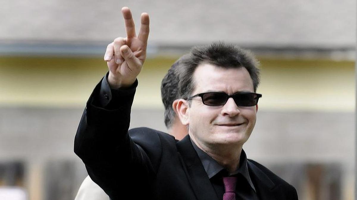 Fotografía de archivo del actor estadounidense Charlie Sheen en Aspen, Colorado, Estados Unidos. Sheen confirmó hoy que desde hace cuatro años porta el virus del sida y que ha sido chantajeado por personas que no identificó para evitar que se conociera su situación.