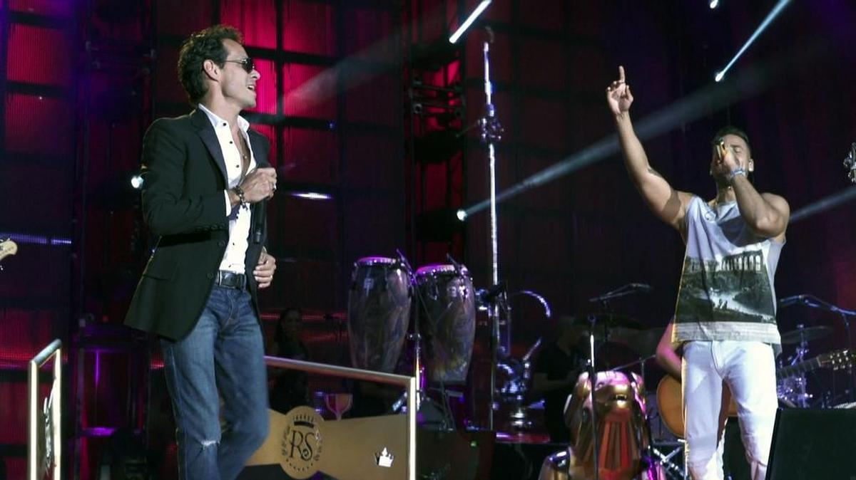 Marc Anthony (izq.) y Romeo Santos, dos de los artistas que aparecen ‘The Latin Explosion: A New America’.
