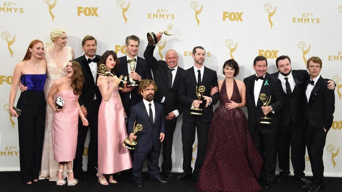 El elenco de 'Game of Thrones' posa durante la celebración de los Premios Emmy en 2015.