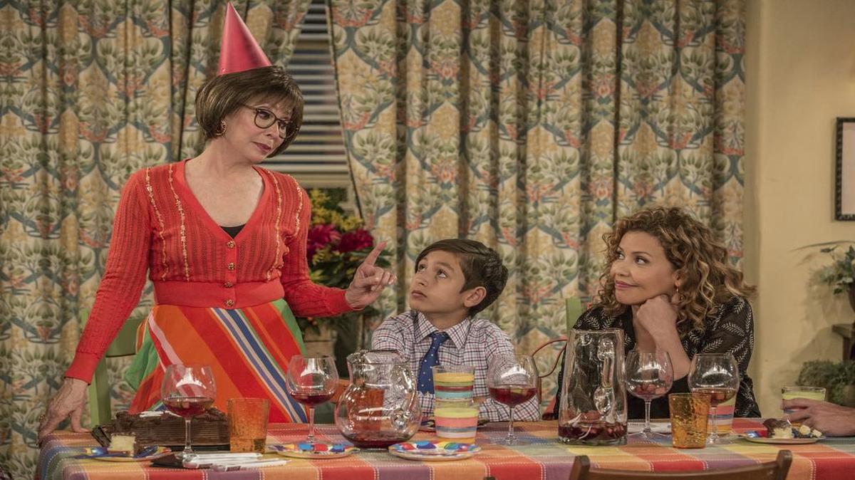 Las actrices Rita Moreno (izq) y Justina Machado, con el pequeño Marcel Ruiz, en una escena de ‘One Day at a Time’, de Netflix, que está centrada en la vida de una familia cubanoamericana.