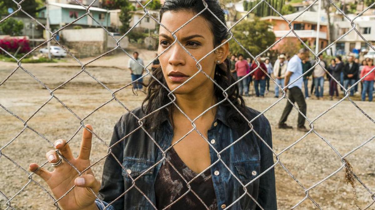 Fotograma cedido por AMC en donde aparece la actriz cubana Danay García en el papel de Lucy durante una escena del episodio 8 de la segunda temporada de la popular serie de televisión estadounidense "Fear the Walking Dead".
