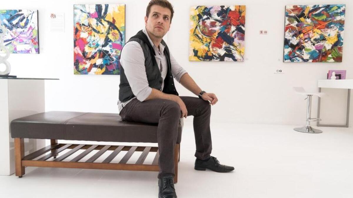 El actor mexicano Pablo Azar, conocido por telenovelas como ‘Hasta que te conocí’, en su estudio en Wynwood. Azar maneja para Uber cuando no tiene trabajo como actor.