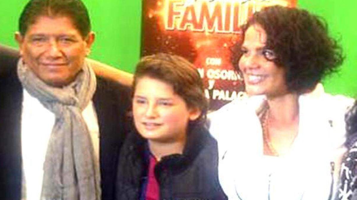 
NIURKA MARCOS, JUAN OSORIO Y SU HIJO EMILIO, QUIEN ENCARNA A SEBASTIÁN LASCURAIN, EN ‘MI CORAZÓN ES TUYO’, UNIVISIÓN, 7 P.M.
