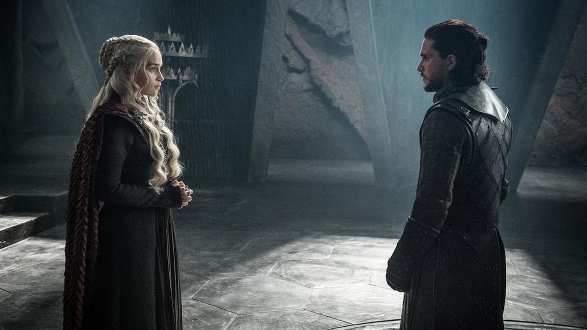 La actriz Emilia Clarke, “Mother of Dragons” Daenerys Targaryen, y Kit Harington, como Jon Snow, en una escena de Juego de Tronos.