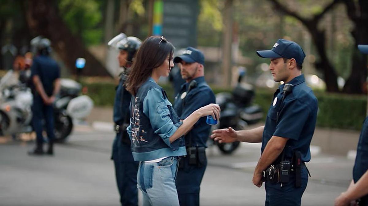 Kendall Jenner aparece en el comercial dándole una lata de Pepsi a un policía durante una protesta.